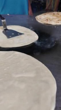 Taze ekmeğin pazarda ne kadar ustalıkla yapıldığını izlemenin tadını çıkar..