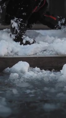 Eldivenli eller karla etkileşimde.