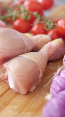 Taze tavuk ve renkli sebzeler tezgahta pişmeye hazırdır..