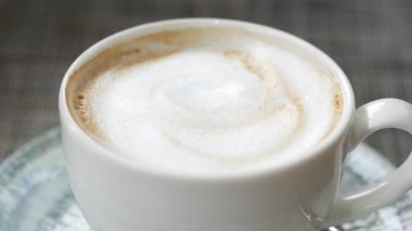 köpüklü kahveye esmer şeker eklemek