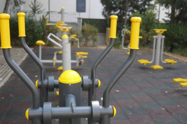 İnsanlar parktaki yeni spor makineleri üzerinde egzersiz yapmaktan zevk alabilirler..