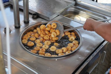 Taze Türk çörekleri güpegündüz yemek standında kızarıyor.,