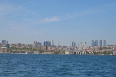 Güneşli bir günde çarpıcı bir şehrin ufuk çizgisi sudan görülebilir..