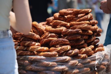 Taze pişmiş Türk simit açık hava pazarında satılıyor..
