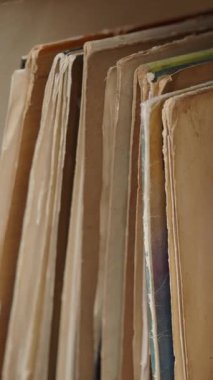 Tozlu kağıt dosyaları düzenlenir ve bir rafta sergilenir.