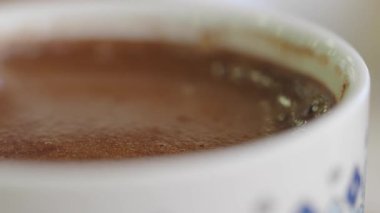 Bir fincanda Türk kahvesine yakın çekim ,