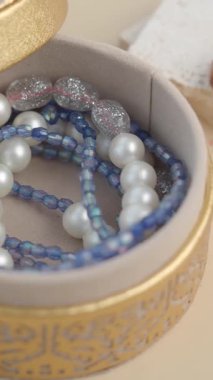 Benzersiz el yapımı mücevherler dekoratif bir kutuda özenle sergilenir..