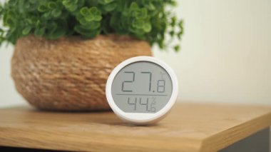 Dijital aygıt içeride daha rahat etmek için sıcaklık ve nem seviyelerini gösteriyor..