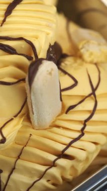 Mango ve çikolata aromalı dondurma sergilenir ,