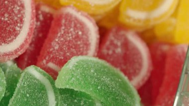 Parlak renkli jelibonlar canlı bir ekrana istiflenmiş..