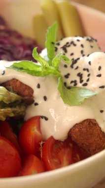 Domatesli, marullu ve soslu taze falafel dürüm ya da kase..