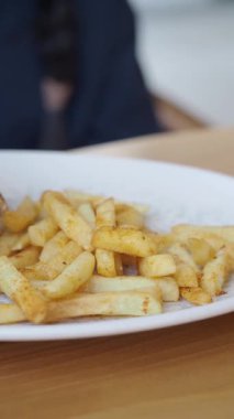 Hamburger ve patates kızartması..