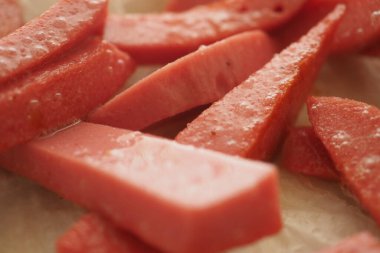 Tabaktaki sosis dilimlerinin yakın çekimi..