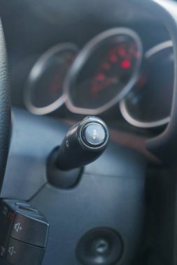 Bir sürücü modern bir araçta vites değiştiriyor..