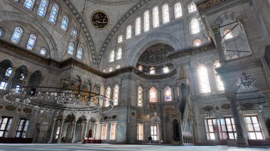 Doğal ışık, caminin içindeki karmaşık mimariyi aydınlatır..