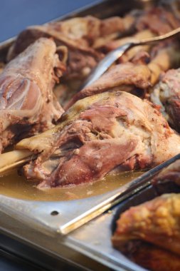 Meyve suyuyla dolu bir pazarda lezzetli et parçaları kaynıyor..