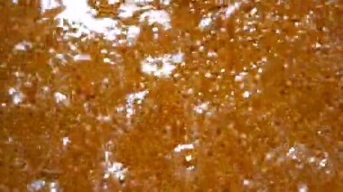 Pişirme kabında kızgın yağ kabarcıkları