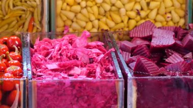 Markette canlı renklerde sergilenen taze sebze turşusu..