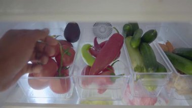 Renkli sebzeler ve meyveler buzdolabı kutularında güzelce düzenlenir..