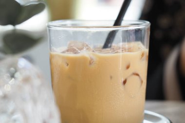 Gün boyunca pipetle buzlu kahve içmenin tadını çıkarırdı..