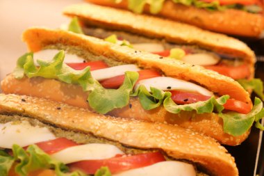 Bu canlı sandviçlerde sebze ve soslardan oluşan katmanlar var..