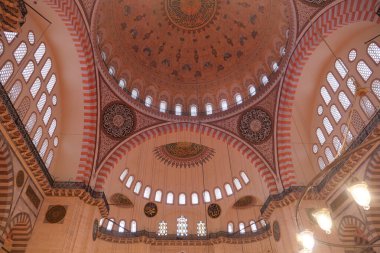 Karmaşık tasarımlar İstanbul 'daki ikonik bir caminin tavanını süslüyor.