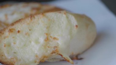 Sıcak, peynirli ekmek pişiriliyor ve karşılama mutfağında servis ediliyor..