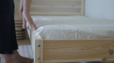 Minimalist yatak odası düzenlemek için basit teknikler keşfedin..