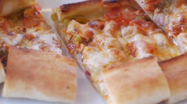 Erimiş peynir ve sebzeli pide dilimleri..