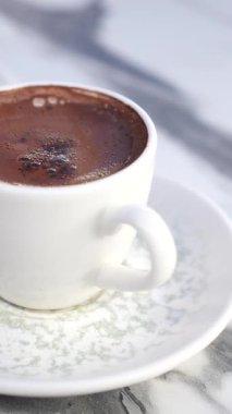 Mermer bir masada bir fincan Türk kahvesinin tadını çıkarıyorum..