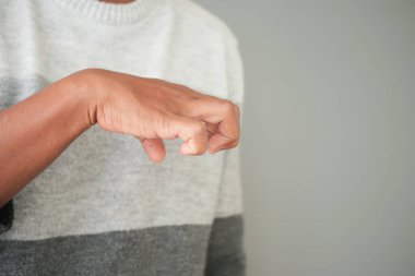 Tarafsız Bir Arkaplana Karşı Ayırt Edici Bir Harekette Yakın Çekim,