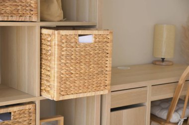 Raflarda dokuma sepetleri bulunan iyi organize edilmiş bir çalışma alanı..