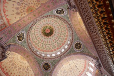 Camilerin tavanını saran çarpıcı bir sanat eseri sergisi.