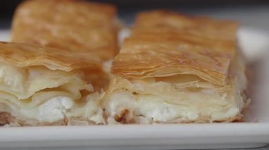 Krem peynirle doldurulmuş lezzetli Türk borek tabakaları.,