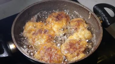 Taze yapılmış börekler sıcak yağda cızırdar, lezzetli bir aroma yaratır..