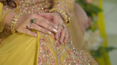 Detaylı yüzükler ve bilezikler takan güzel dekore edilmiş ellerin yakın çekimi..