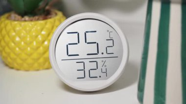 Geçerli sıcaklık ve nem değerleri bir aygıtta açıkça gösterilir.