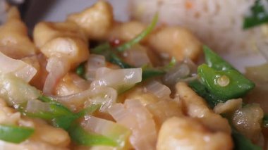 Lezzetli yemek, canlı sebzelerle karıştırılmış taze tavuk içerir..