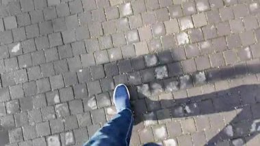 Aydınlık havalarda sokaklarda gündelik bir gezintinin tadını çıkarın..