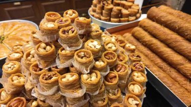 Yerel bir fırında fındıkla yapılan lezzetli Türk lokumu.,