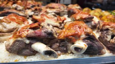 Pirinç ve baharatlı kuzulardan oluşan canlı yemekler keşfedin..