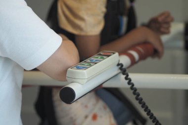 Bir sağlık uzmanı, klinikte hayati değerleri olan hastaları gözlemler..