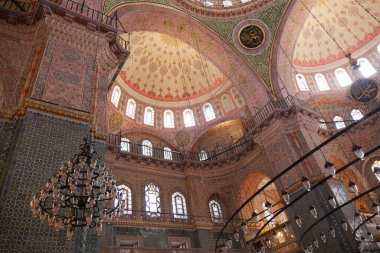 Camileri dekore eden mimari ve renkli fayanslar.