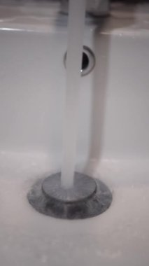 Temiz su banyodan aşağıdaki küvete akıyor..