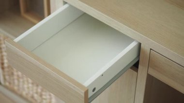 Dolap çekmecelerinizi temiz ve düzenli tutmak için etkili ipuçları öğrenin.