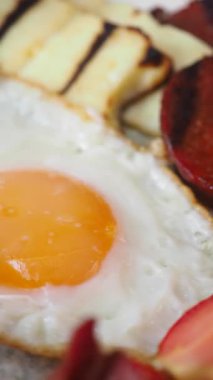 Yumurta, pastırma ve kızarmış ekmeğin tadını çıkar.