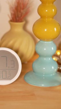 Sıcaklık ölçüm araçlarını ve ev dekorunu kapat.