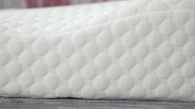 Yatağın üzerindeki ortopedik yastık. ,