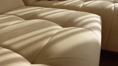 Sıcak güneş ışığı kanepede rahat bir atmosfer yaratıyor..