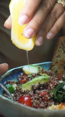 sağlıklı kinoa ve limonlu avokado salatası.